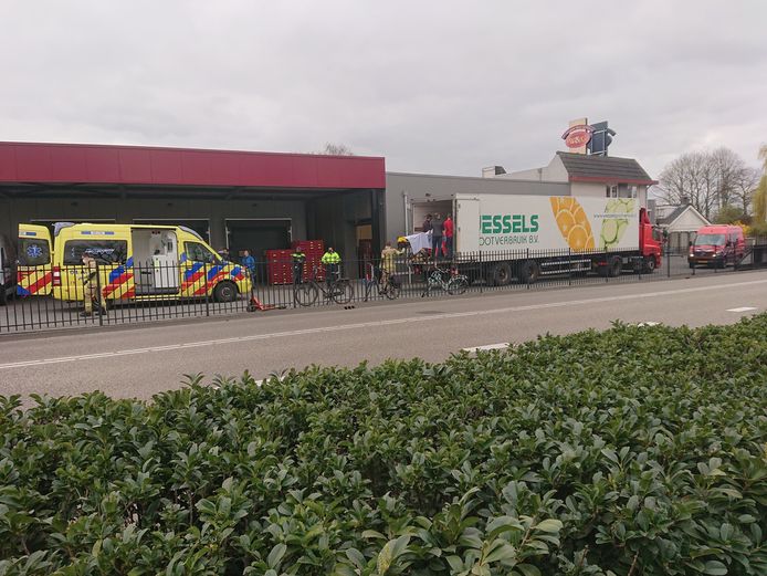 Een traumateam verleent eerste hulp aan het slachtoffer in de trailer in De Klomp.