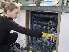 Waarom je eens per maand je vaatwasser op hogere temperatuur moet laten draaien