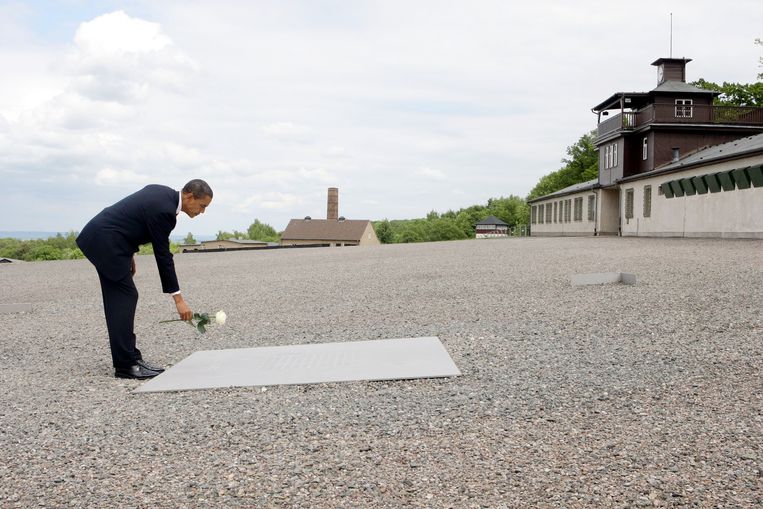 Toenmalig president Barack Obama plaatst een roos in Buchenwald.  Beeld Getty Images