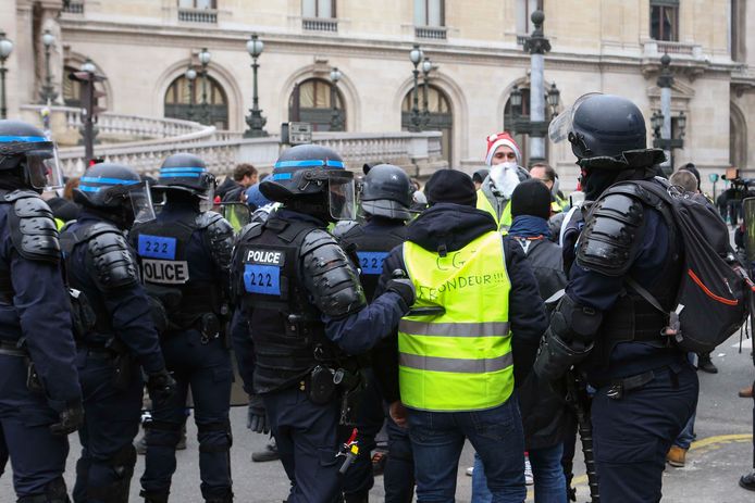Franse agenten zijn steeds misnoegder over het vele extra werk door de protesten van de gele hesjes.