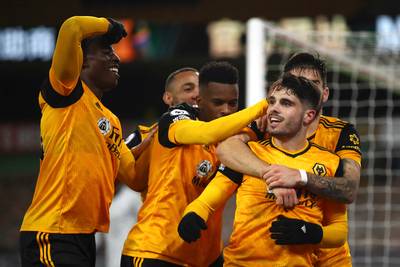 Wolverhampton en Dendoncker vieren na doelpunt in de extra tijd tegen Chelsea