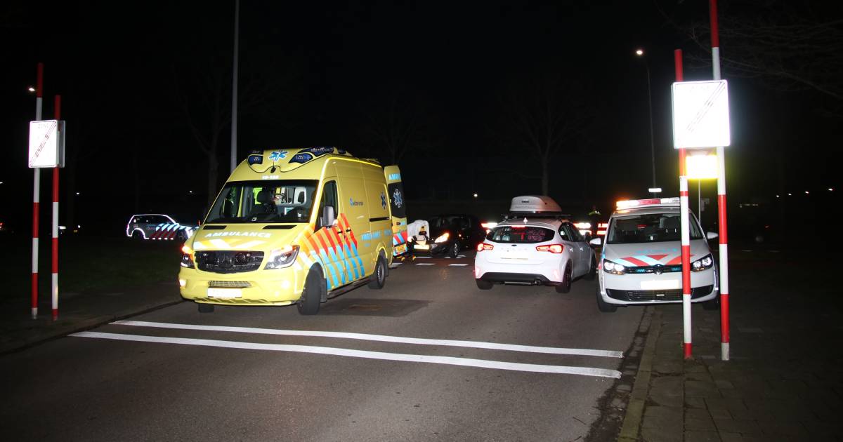 Vrouw op snorfiets gewond bij aanrijding in Middelburg.