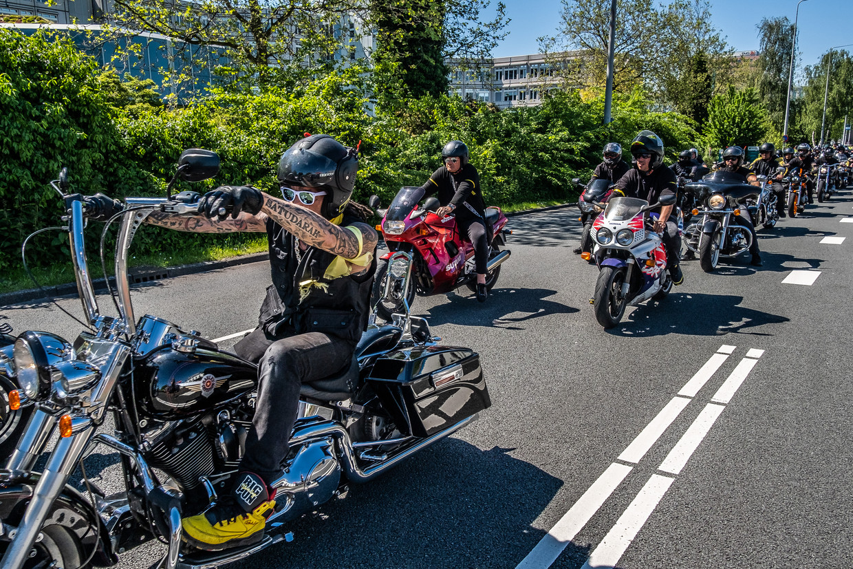 Caravan of hundreds of bikers at the funeral of Etou's Belserang.  Image Joris van Gennip