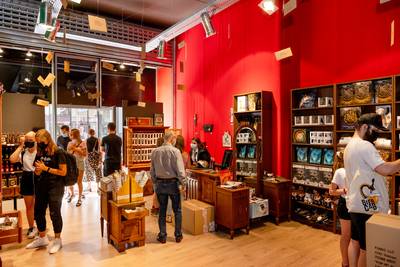 REPORTAGE. Jong en oud trekt naar eerste Vlaamse Harry Potter-winkel: “Wie weet, werkt ‘Steen der Wijzen’. Dan is 120 euro een koopje”