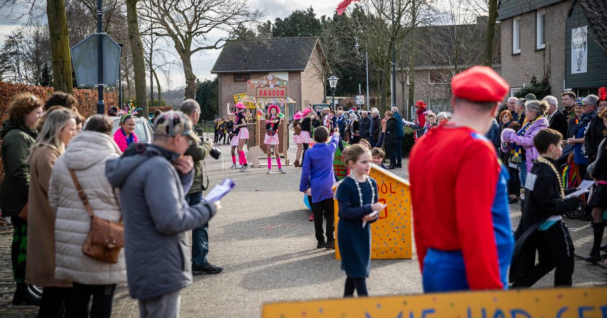 Kinderen gaan los in het nieuwe Spurriebollengat, met de eerste prinsenwagen in de stoet