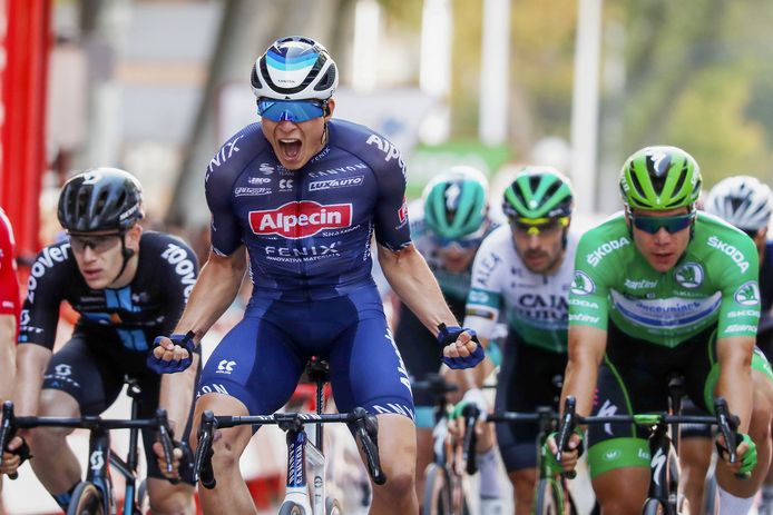 Jasper Philipsen wint, voor Fabio Jakobsen (rechts).