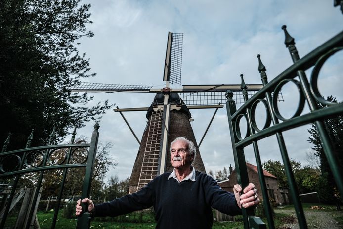 Carel Coops heeft een boek geschreven over de Coops molen in Zelhem.