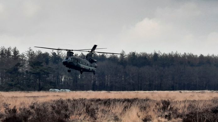 Een Chinook die een maand geleden in Drenthe een voorzorgslanding maakte, werd door een hulpteam gerepareerd en stijgt weer op.