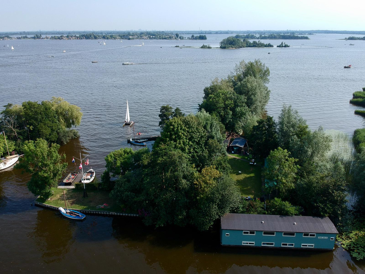 In de Loosdrechtse Plassen ligt een bijzonder Eindhovens eilandje ‘Het is een heerlijke plek