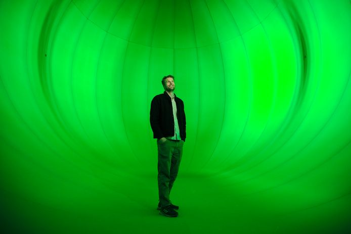 Kunstenaar Florentijn Hofman in zijn eigen Stadscocon in Schiedam.