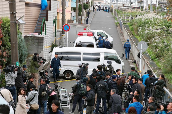 Buren en vertegenwoordigers van de media verzamelen zich in de straat van het 'moordhuis' in Zama. Japan kent een gering aantal moorden, maar als die zich voordoen gaat het vaak om uiterst geruchtmakende zaken.