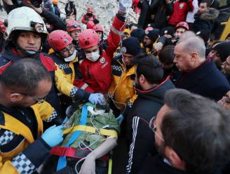 Moeder en baby levend uit puin gehaald 28 uur na aardbeving Turkije