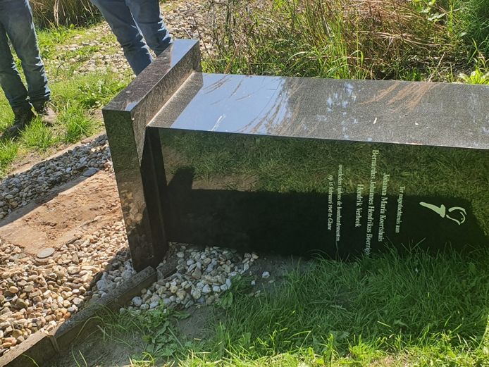 De Dorpsraad zegt er zeker van te zijn dat een vrachtwagen het oorlogsmonument omver heeft gereden.