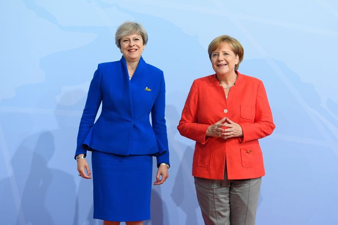 Theresa May en Angela Merkel vorig jaar in Hamburg.