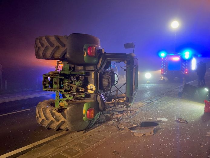 De tractor kwam op zijn zijkant terecht op de N50 na de botsing.