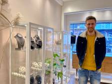 Zwolse Reinout (30) verkoopt tweedehands sieraden: 'Sommigen snuisteren hier uren rond'
