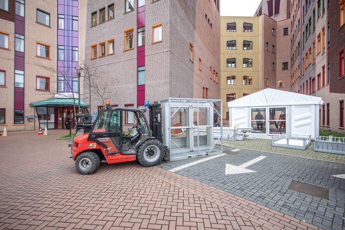 Een Triagetent bij Isala Zwolle voor onderzoek mogelijke coronapatiënten