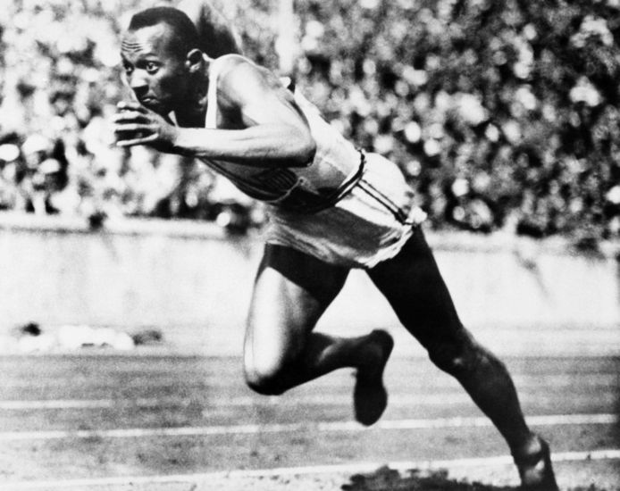 Jesse Owens groeide als zwarte viervoudige olympische kampioen in Berlijn uit tot de symbolische strijder tegen de rassenideologie van nazi-Duitsland.