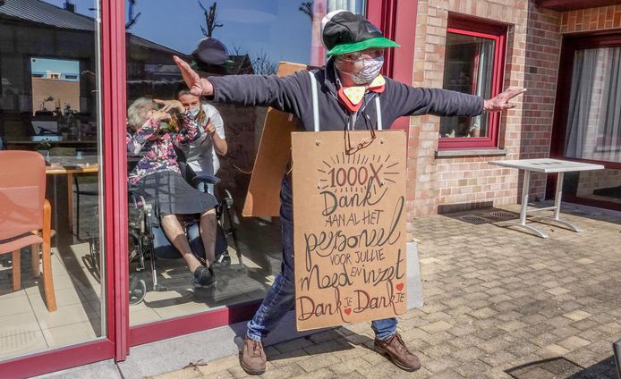 Een man steekt de bewoners van woonzorgcentrum Sint-Jozef in Zonnebeke een hart onder de riem met een blijk van dank.