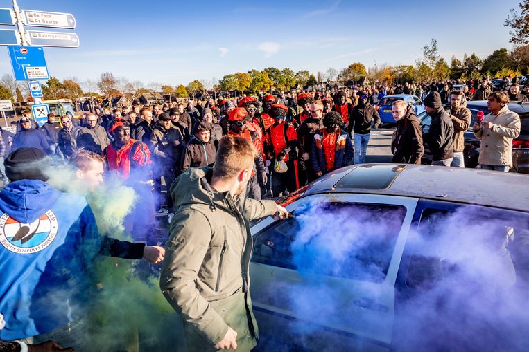 Demonstranten van Kick Out Zwarte Piet werden bij de intocht in Staphorst tegengehouden. Beeld Martijn Bijzitter
