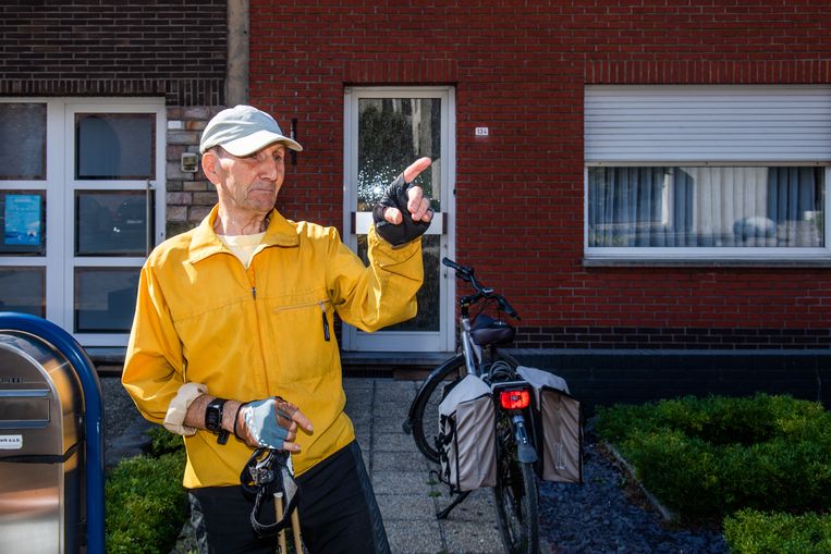 Robert Vanbree, die al 'sinds 1961' in de Stokerijstraat woont, kent West nu exact één dag. 'Een musicus, heb ik gelezen.' Beeld ID/ Kris Van Exel