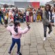 De familie Ahmed in Hardenberg maakt kibbeh op de azc-open dag. ‘Heel mooi dat mensen hier komen kijken’