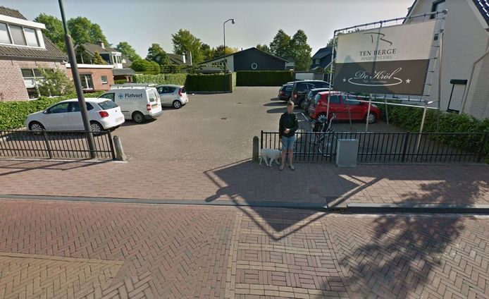 Dit parkeerterrein dreigt te verdwijnen aan de Dorpsstraat-Zuid in Enter.