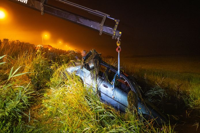 De auto is door bergingsbedrijf Stouwdam uit de sloot getakeld.
