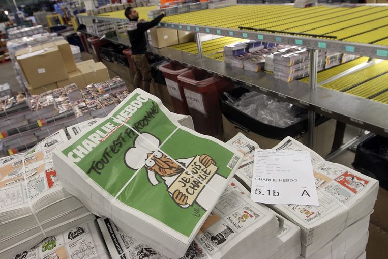 Een oplage van de speciale editie van Charlie Hebdo. Beeld epa