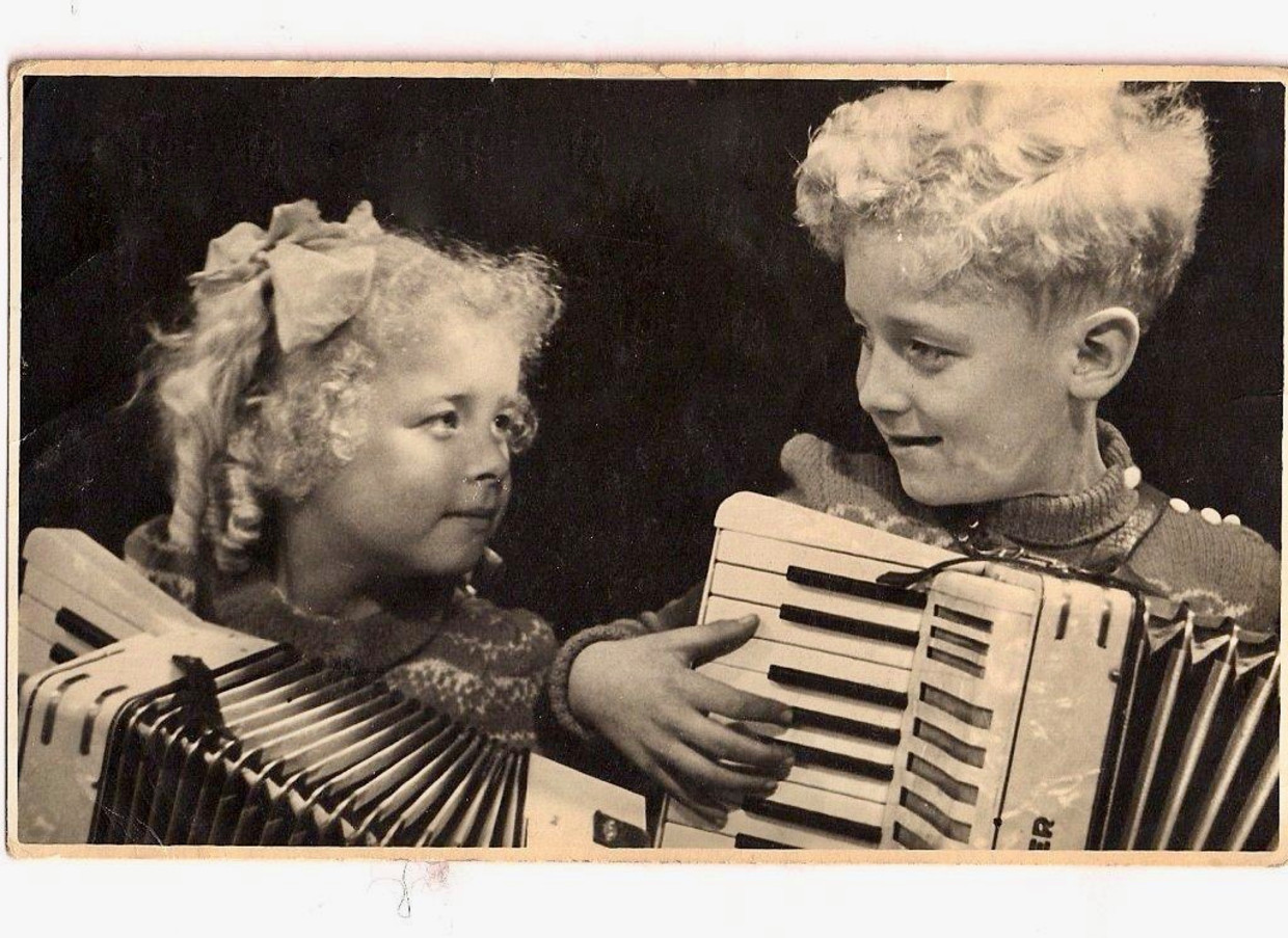 Jeannette en Tonny Eyk als accordeonduo Les deux Jeateux. Beeld 