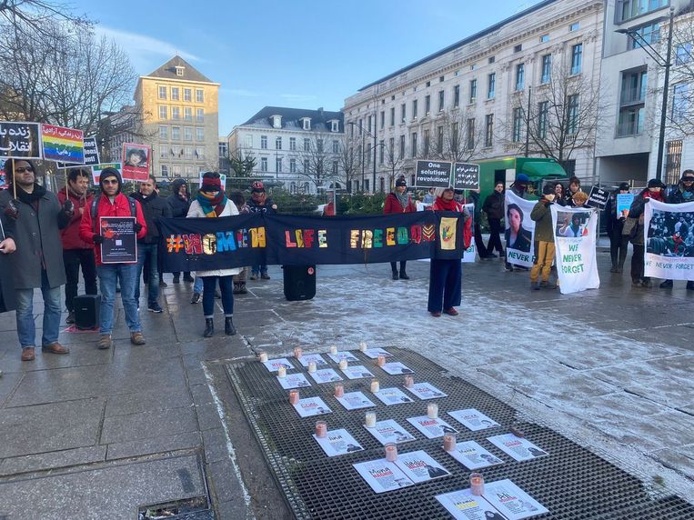 Woman Life Freedom voert actie in Gent. Mahdieh Fahimi: ‘Ik sta soms op de rand van een burn-out. Gelukkig put ik kracht uit ons collectief.’
 Beeld vrt