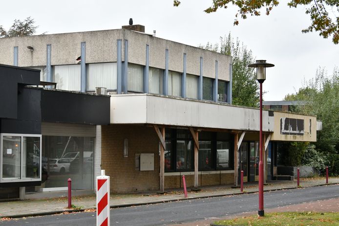Een schandvlek, zo wordt het oude Rabobankpand in Vriezenveen genoemd. En nu is er opnieuw gesteggel.