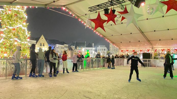 De tent boven de ijspiste heeft geen zijwanden. Volstaat dat om te voloen aan de nieuwe coronamaatregelen?