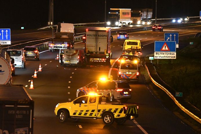 Bij een botsing op de A27 bij Vianen zijn drie voertuigen betrokken.