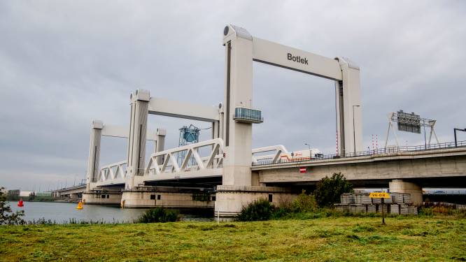 Vrachtwagenchauffeur ramt slagbomen van Botlekbrug