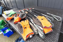 De handschoenen, afvalzakken en grijpers liggen klaar voor de vrijwilligers in Baarland.