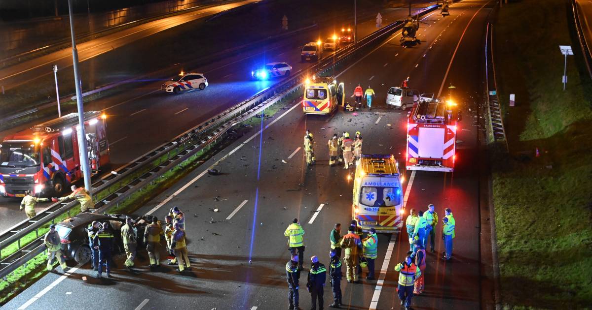 Drie doden en drie gewonden door aanrijding met spookrijder op A16.