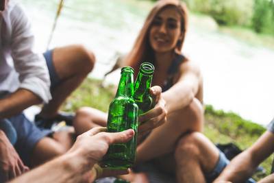 De helft van de jongeren heeft op 16-jarige leeftijd al alcohol gedronken: wat is het effect daarvan op hun lichaam?