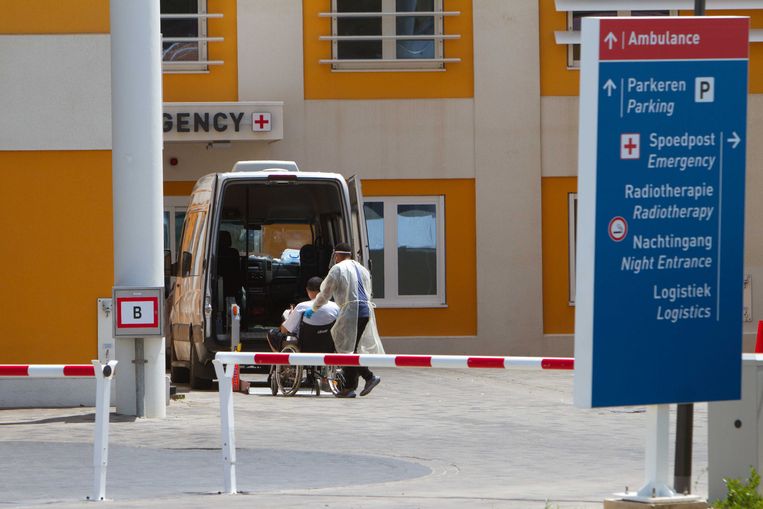 Een ambulance bij het ziekenhuis van Willemstad.  Beeld ANP