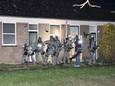 Het arrestatieteam valt binnen