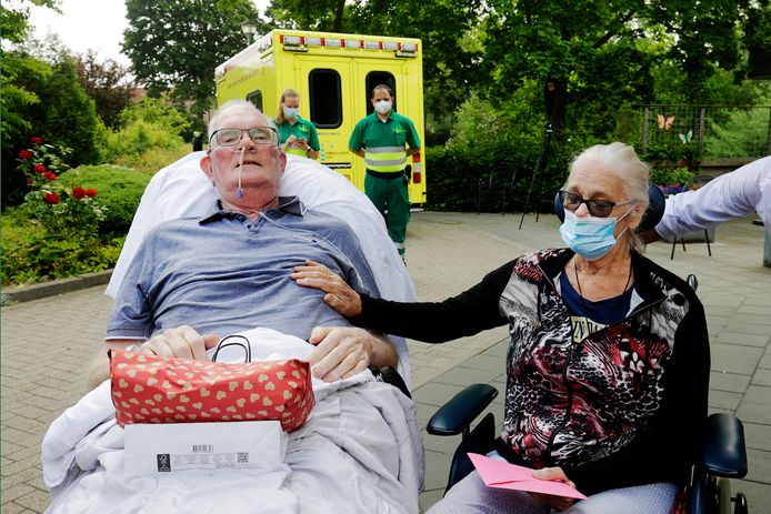 De 71 jarige Krijn en de 70 jarige Ankie konden elkaar op hun 27ste trouwdag onlangs, dankzij de Wensambulance na vier maanden weer zien. Zij hadden beiden corona.