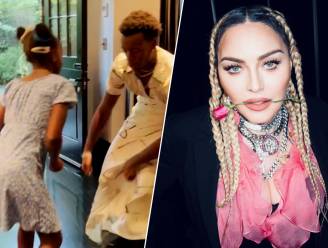 Zoon van Madonna danst in jurk samen met zusje