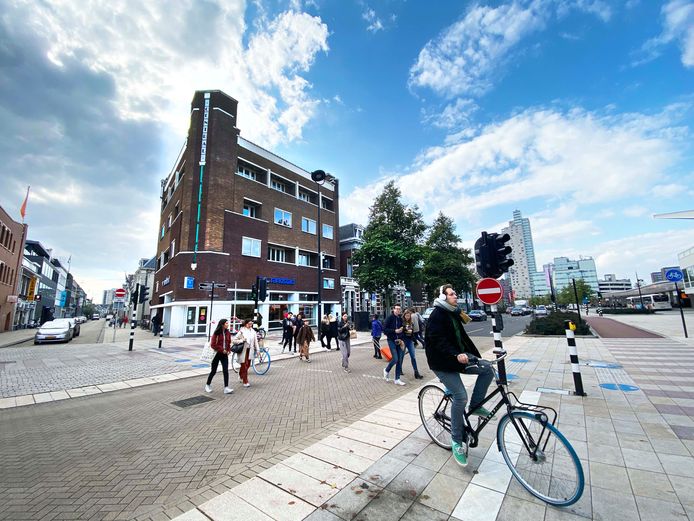 Het voormalige Hotel Central aan de Stationsstraat wordt van top tot teen opgeknapt, krijgt 21 hotelkamers met De Stijl-inrichting en bovenop mag Arens een rooftopbar bouwen.