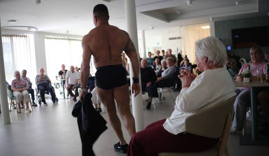 Waarom een woon-zorgcentrum twee strippers uitnodigde: ‘Op seksualiteit staat geen vervaldatum’