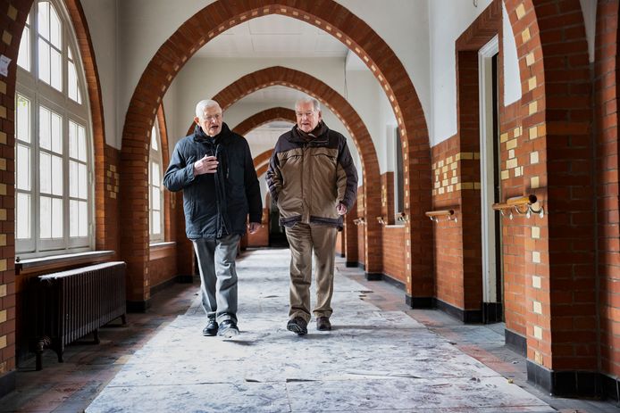 Paters Rein van Langen (links) en Piet Schellens in de gang van het patersklooster in Asten.