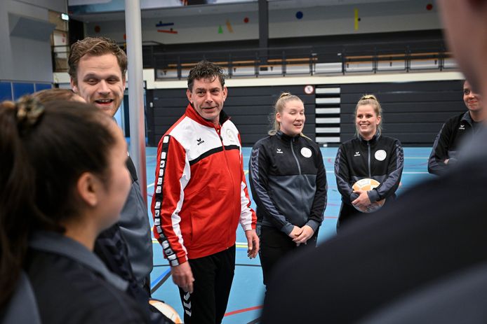 Jan-Willem Beekhuizen tussen zijn spelers van de nieuwe korfbalclub NRC'22.  „De puzzelstukjes beginnen steeds meer op hun plek te vallen."