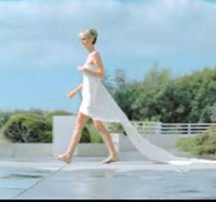 Laeticia Hallyday Se Denude Dans Une Pub People 7sur7 Be