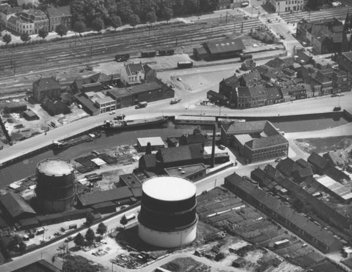 De oude gasfabriek met de gashouder aan de Roosendaalse Vliet.