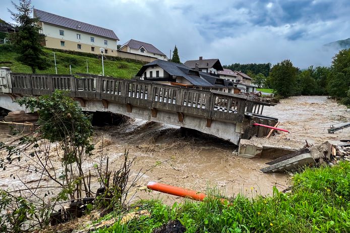 Een ingestorte brug door overstromingen in Stahovica, Slovenië.