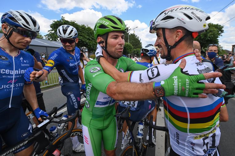 In de Tour rijden ze nog gewoon met Deceuninck-Quick.Step op de borst. Beeld Photo News